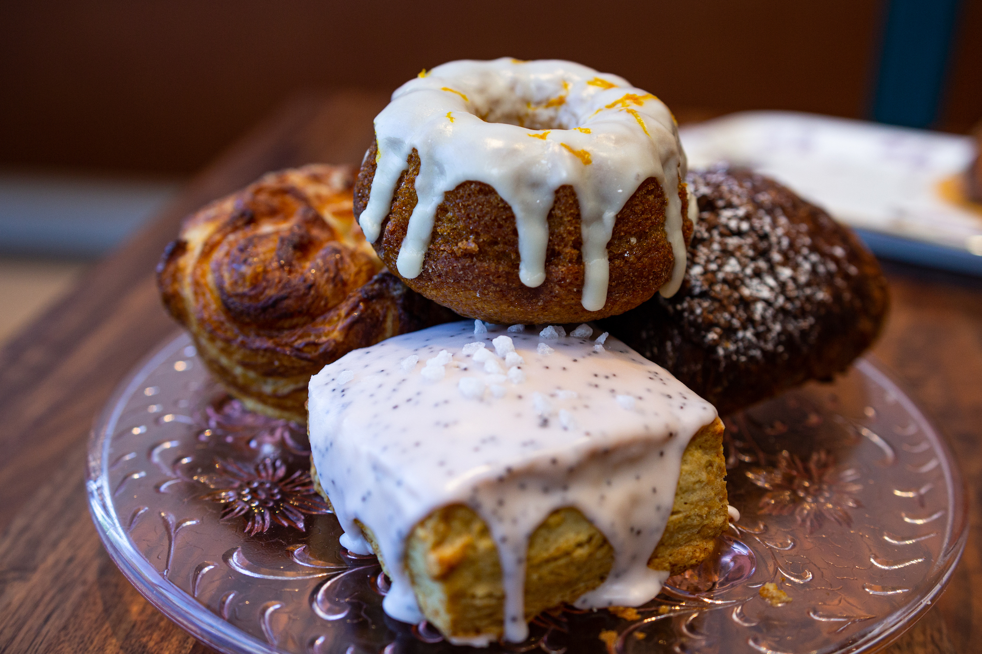 Daisies x Fieldman Flora Team Up for Floral Arrangement and Cake