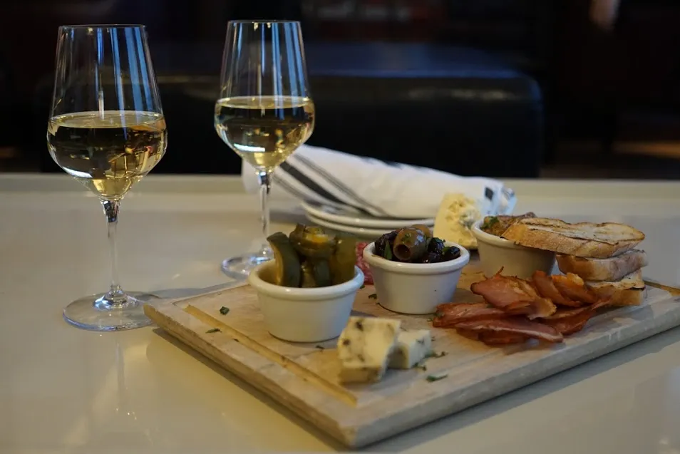 Roanoke in the Loop for Tax Day Happy Hours Around Chicagoland
