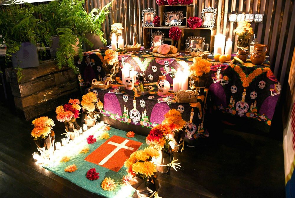 Rojo Gusano Día de Muertos altar