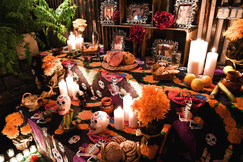 Rojo Gusano Día de Muertos altar