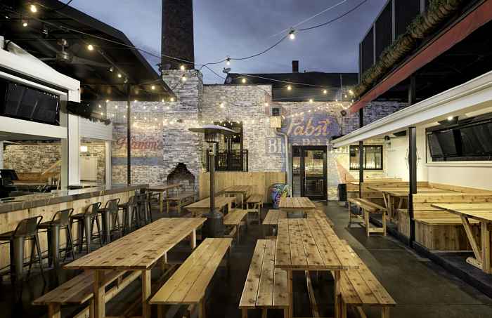 Broken Barrel Bar Beer Garden for Broken Barrel Bar Now Open in Lincoln Park