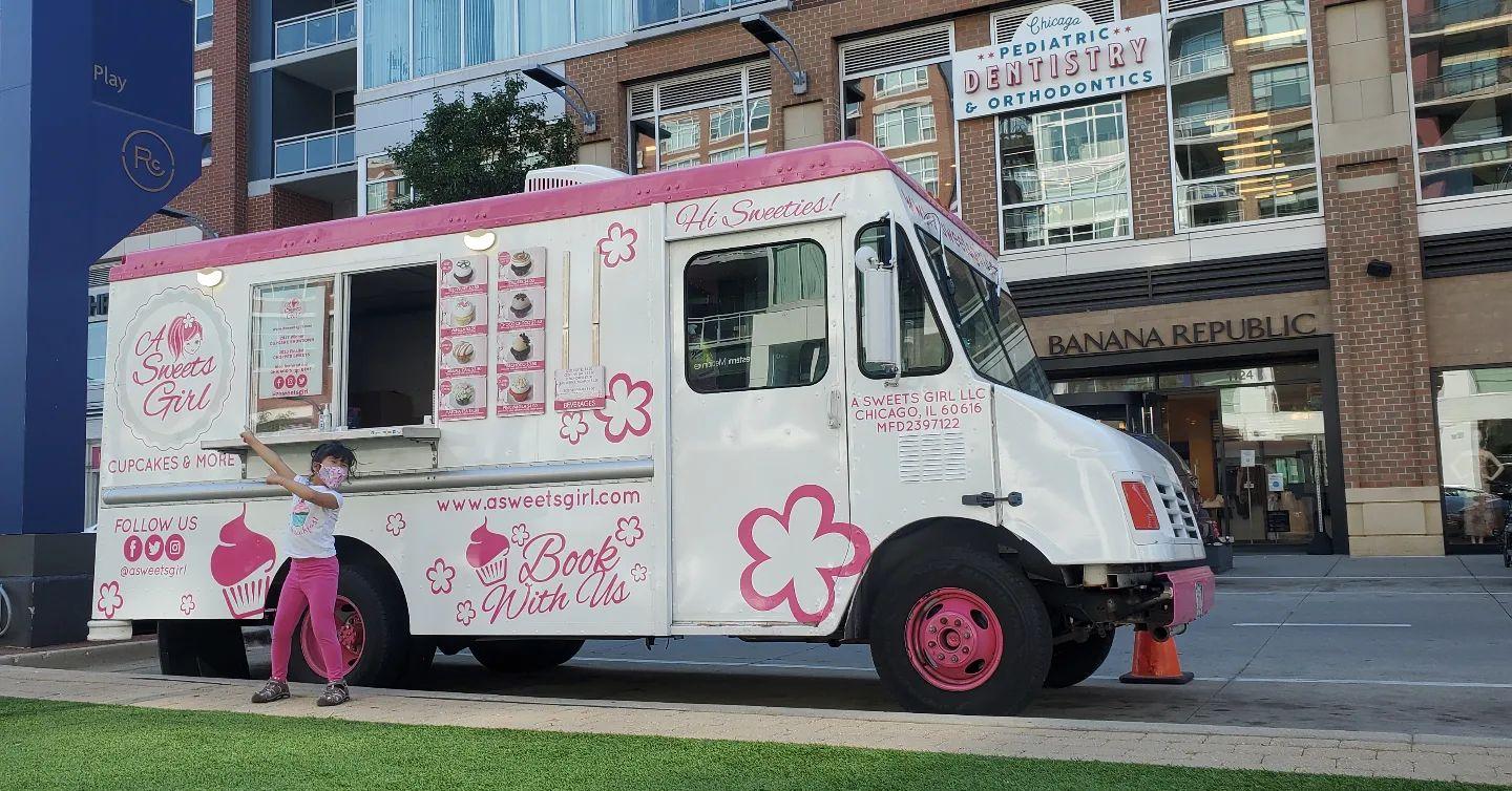 Cupcake Tuesdays for Roosevelt Collection Shops Celebrates Summer with "Cupcake Tuesdays"