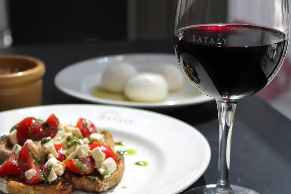 aperitivo piazza 01 for Do #HappyHour The Italian Way