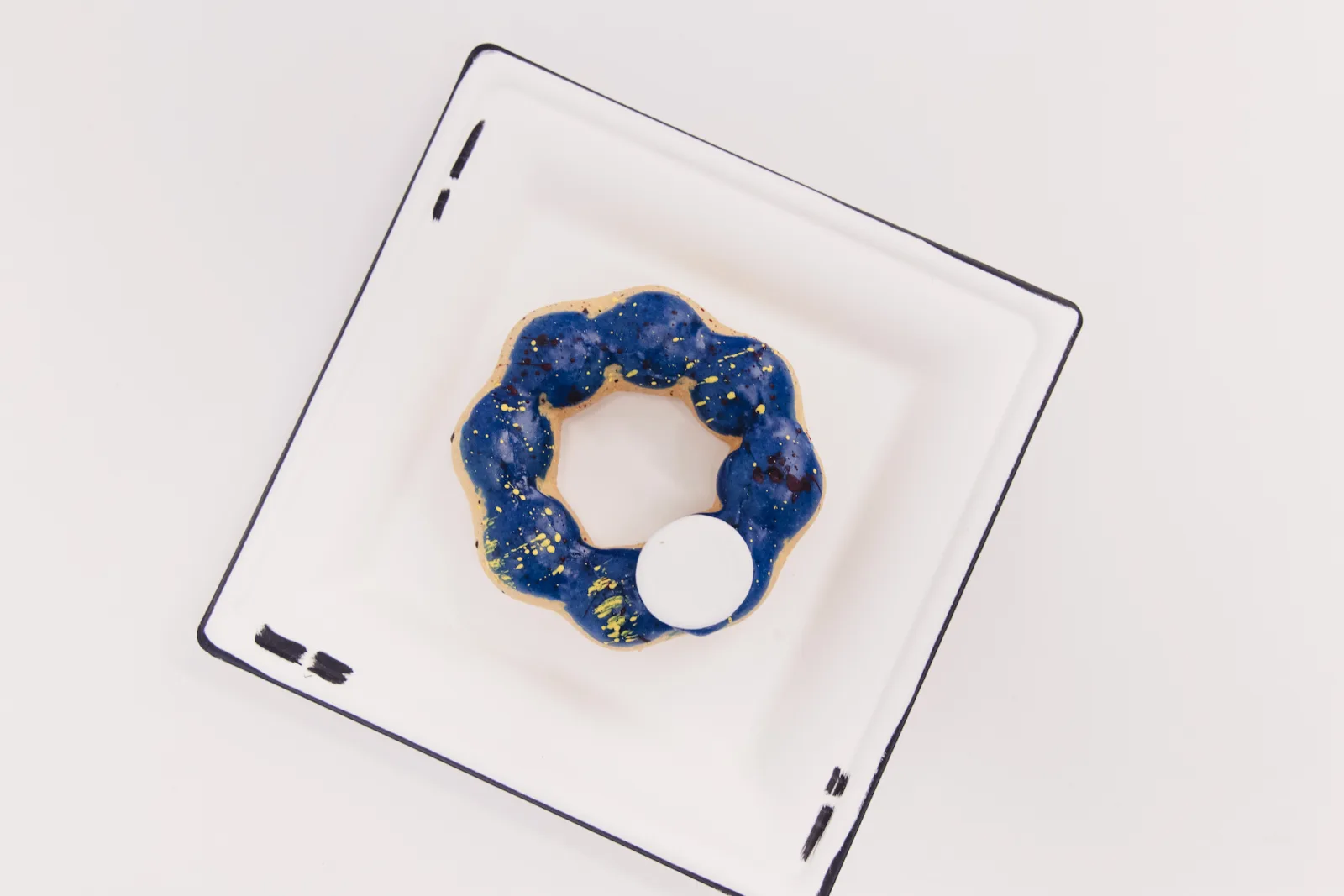 Blue Man Group Donut At 2 D Restaurant 3 for Blue Man Group Chicago Kicks Off 25th Anniversary with Launch of Special Donut at 2D Restaurant