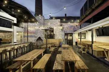 Broken Barrel Bar Beer Garden for Broken Barrel Bar Now Open in Lincoln Park