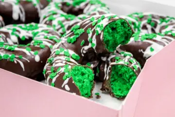 Stans Emerald 7 for Eat a Stan's Donut, Land a Spot in Chicago's St. Patrick's Day Parade with 4 Friends